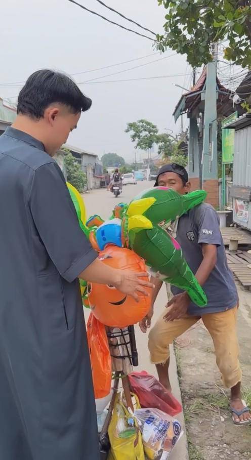 Anwar BAB Belanjakan Sembako Pedagang Balon (Instagram.com/anwar_bab)