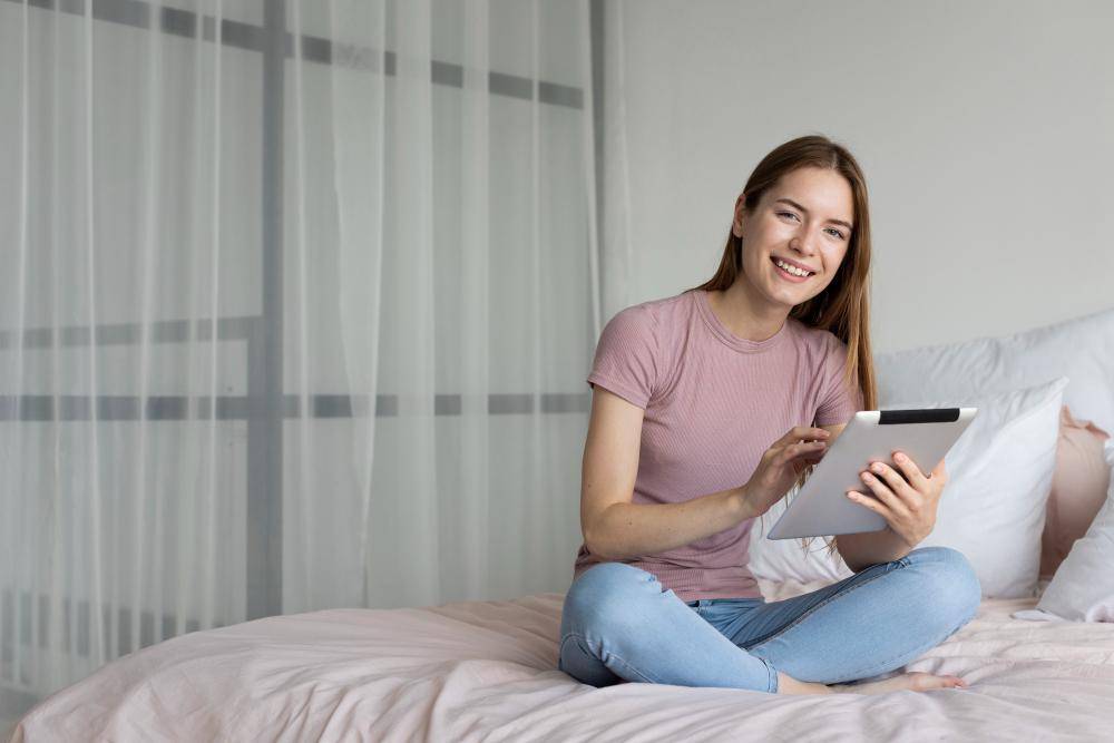 ilustrasi perempuan menggunakan tablet (freepik.com/freepik)