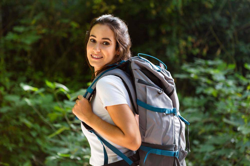 ilustrasi perempuan hiking 