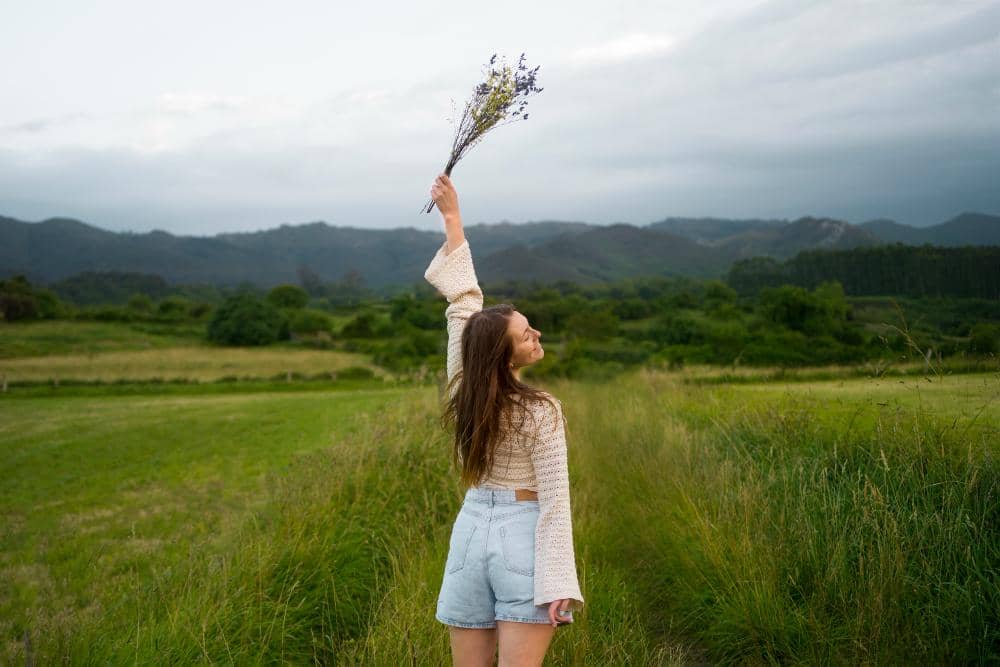 ilustrasi perempuan menikmati suasana alam (freepik.com/freepik)