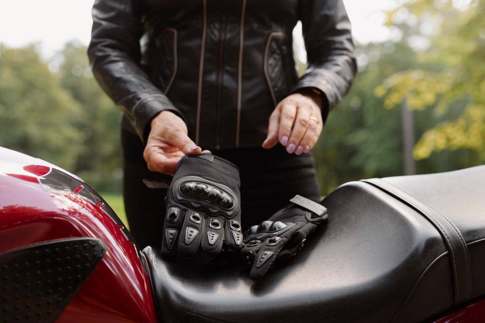ilustrasi sarung tangan motor (freepik.com/freepik)
