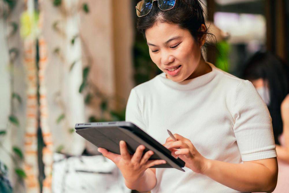 ilustrasi perempuan menggunakan tablet (freepik.com/Lifestylememory)