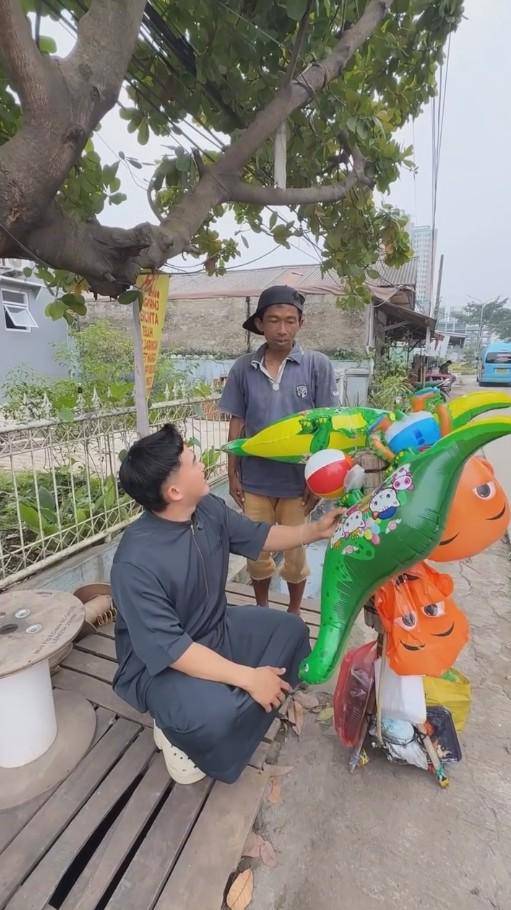 Anwar BAB Belanjakan Sembako Pedagang Balon (Instagram.com/anwar_bab)