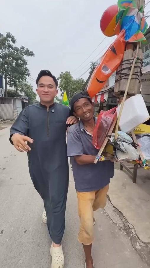 Anwar BAB Belanjakan Sembako Pedagang Balon (Instagram.com/anwar_bab)