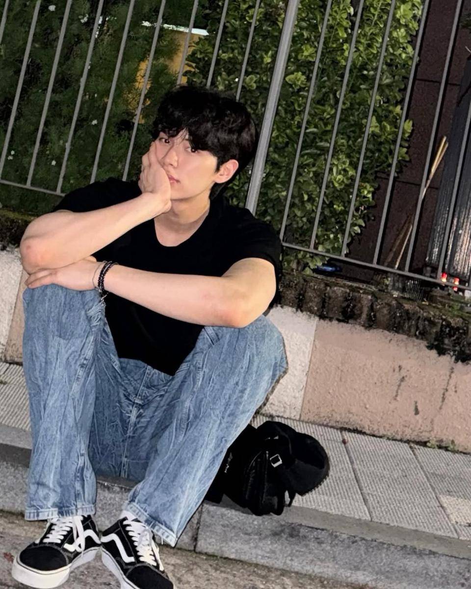 casual outfit ala Lee Chae Min