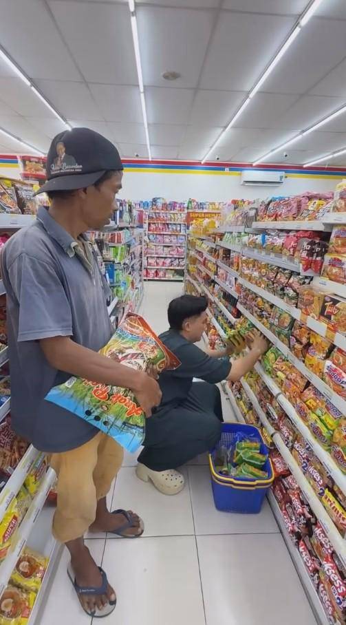 Anwar BAB Belanjakan Sembako Pedagang Balon (Instagram.com/anwar_bab)