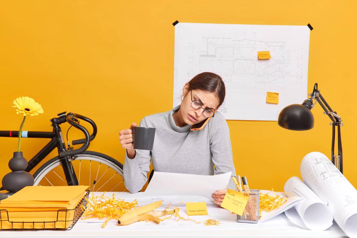 Ilustrasi sibuk bekerja (Freepik.com/ wayhomestudio)