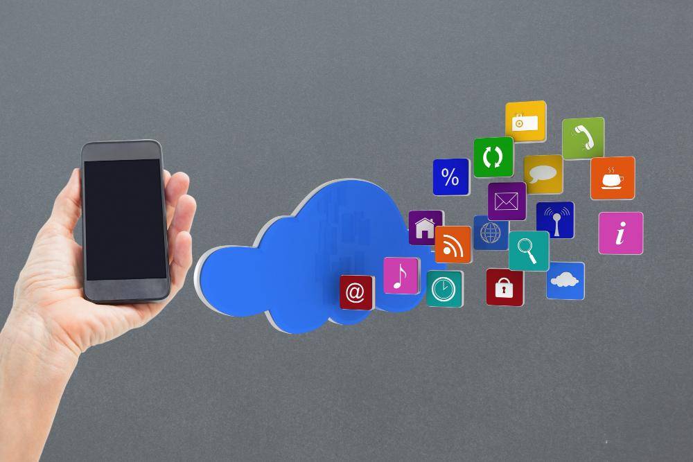 ilustrasi cloud phone 