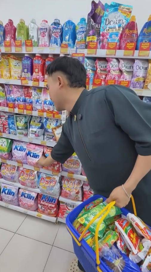 Anwar BAB Belanjakan Sembako Pedagang Balon (Instagram.com/anwar_bab)