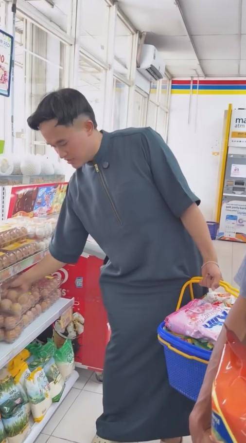 Anwar BAB Belanjakan Sembako Pedagang Balon (Instagram.com/anwar_bab)
