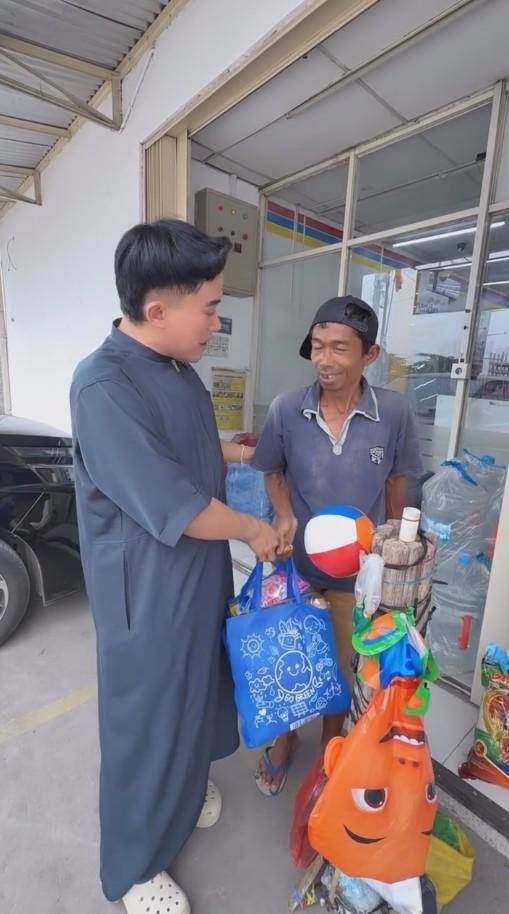 Anwar BAB Belanjakan Sembako Pedagang Balon (Instagram.com/anwar_bab)