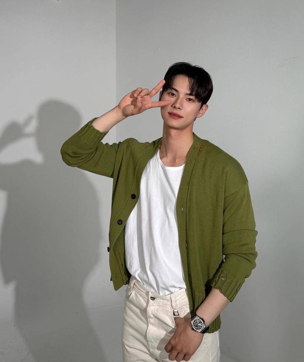 casual outfit ala Lee Chae Min