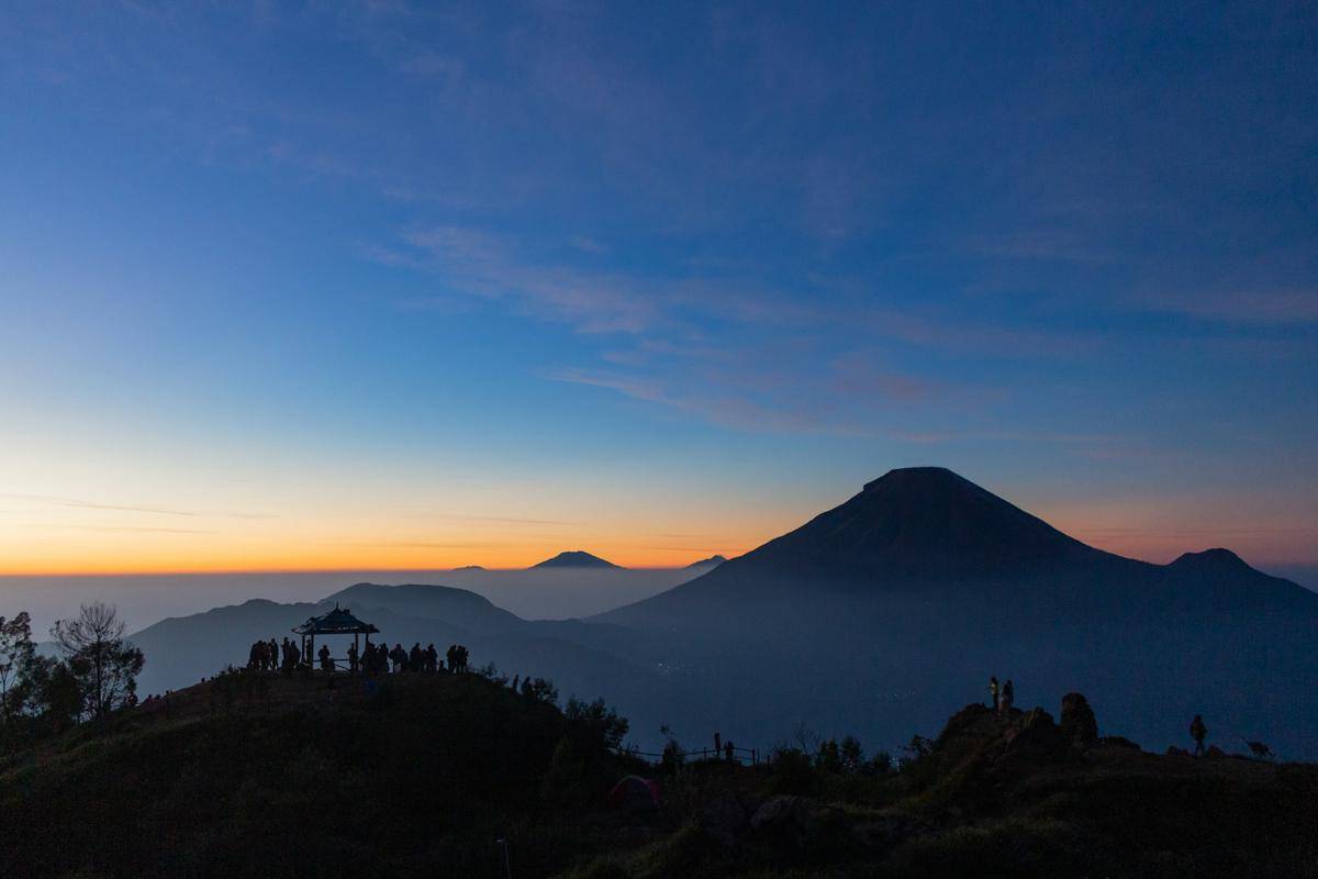 ilustrasi siluet gunung di Dieng, Jawa Tengah