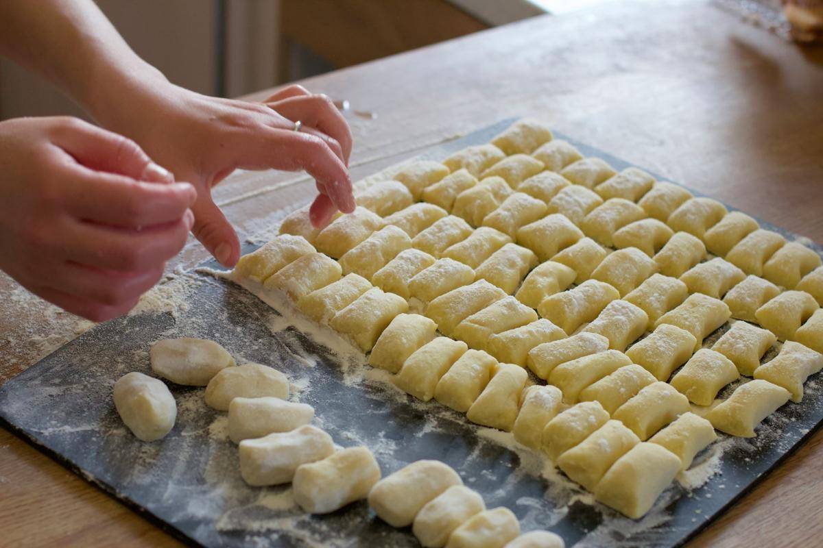 ilustrasi loyang kue (unsplash.com/Adrian Raudaschl)