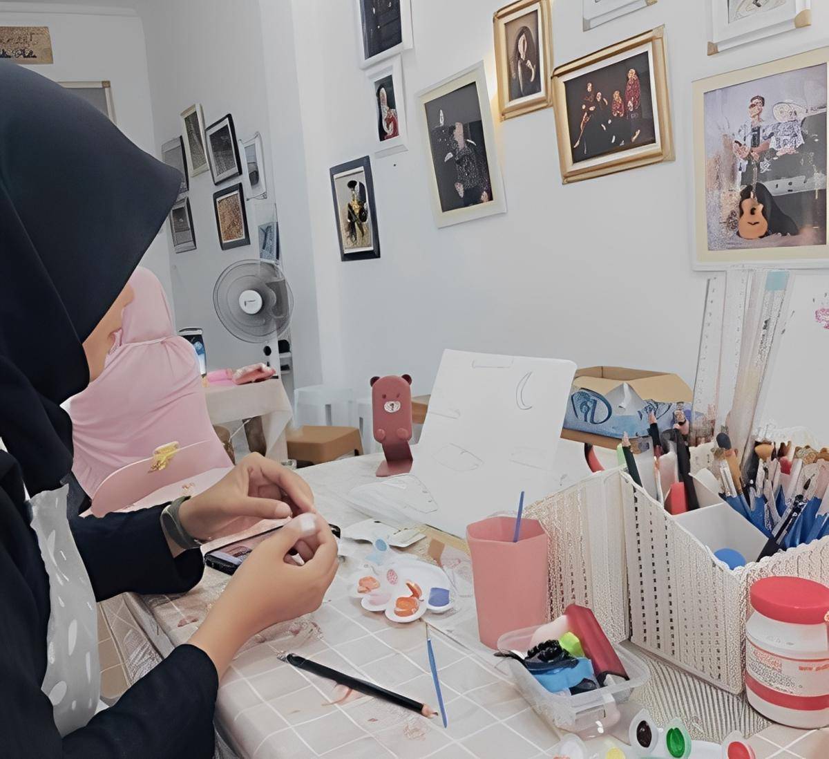 Ilustrais melukis di Imaji.Co Studio (dok pribadi/Cici Nasya Nita)
