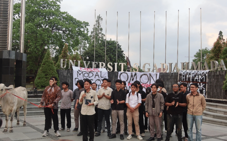 Tiyo bersama BEM UGM menggelar aksi simbolik dan diskusi terkait program MBG di Bundaran UGM, Rabu (24/9/2025). (dok. UGM)