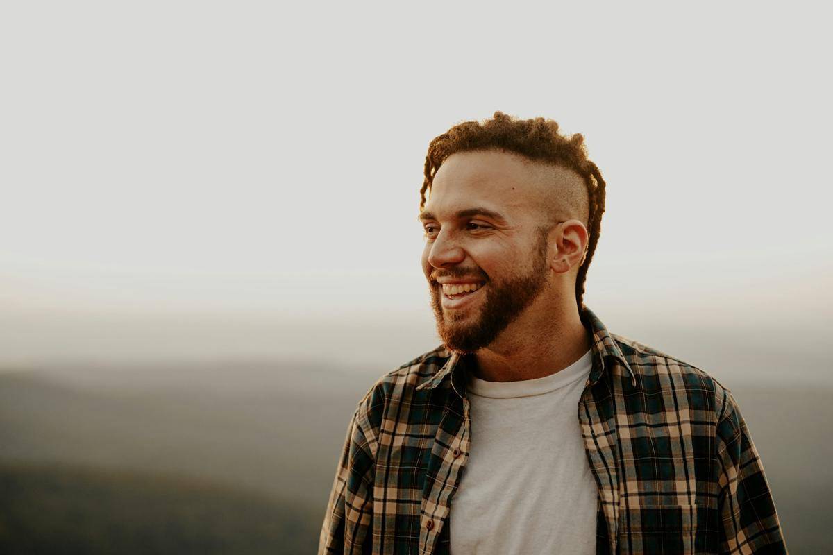 ilustrasi pria dengan kemeja flannel (unsplash.com/Brooke Cagle)