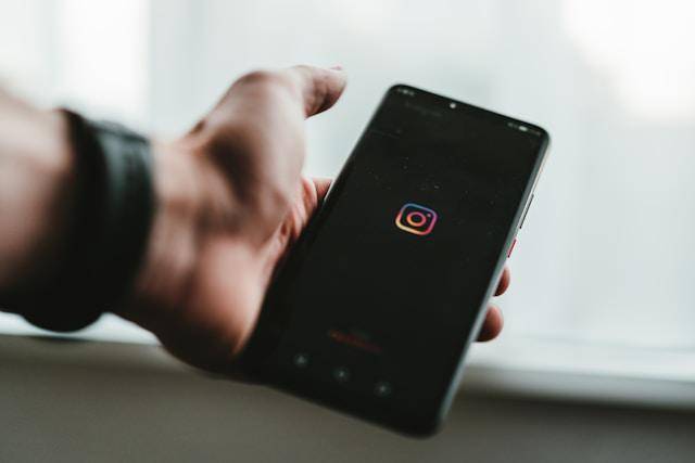 ilustrasi aplikasi Instagram 