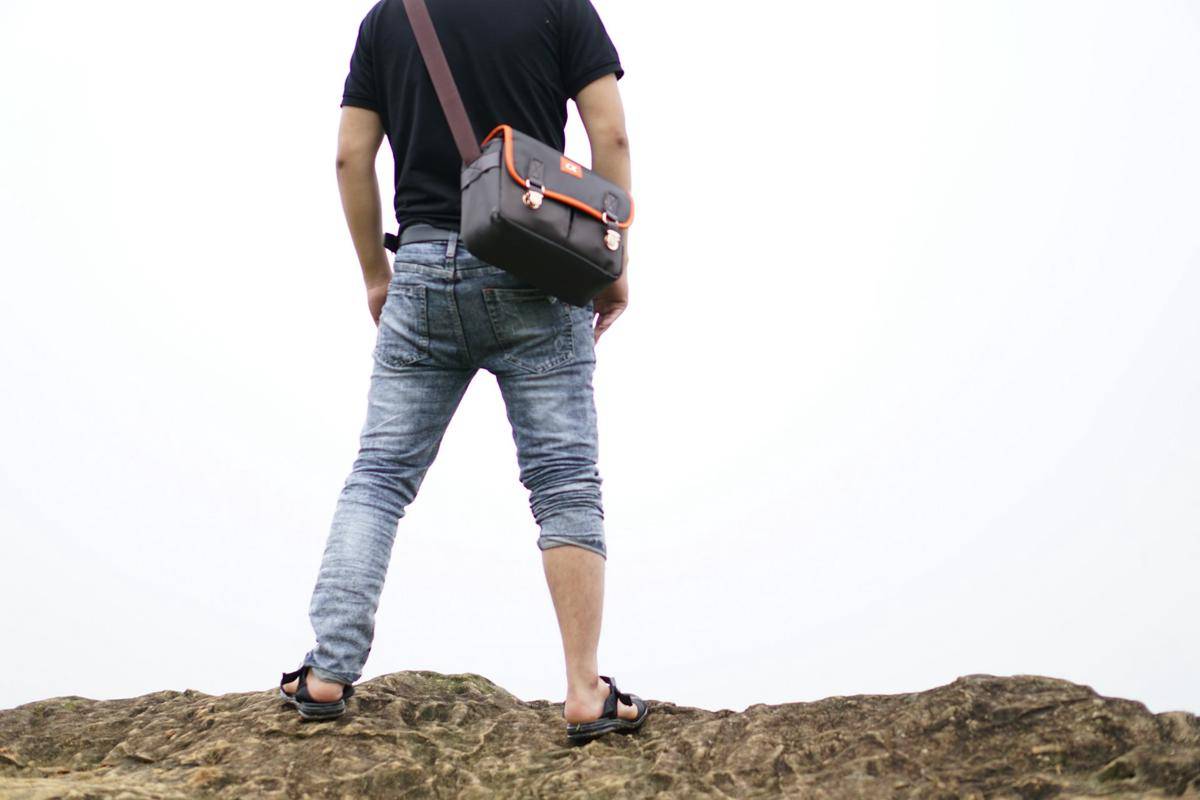 ilustrasi pria dengan tas selempang kecil (unsplash.com/Conikal)