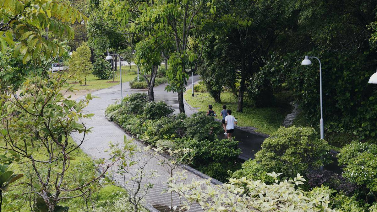 Foto sekelompok orang sedang jogging di taman. (Unsplash/Gigi)