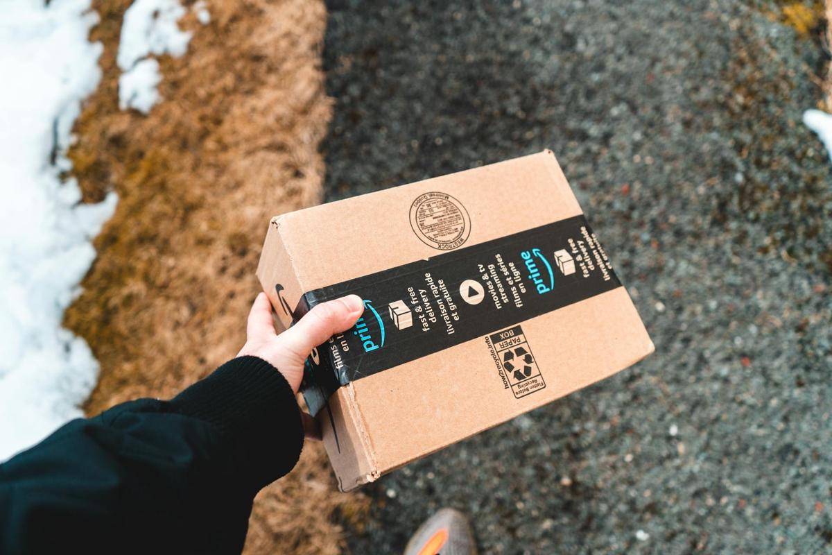 ilustrasi paket Amazon Prime (pexels.com/Erik Mclean)