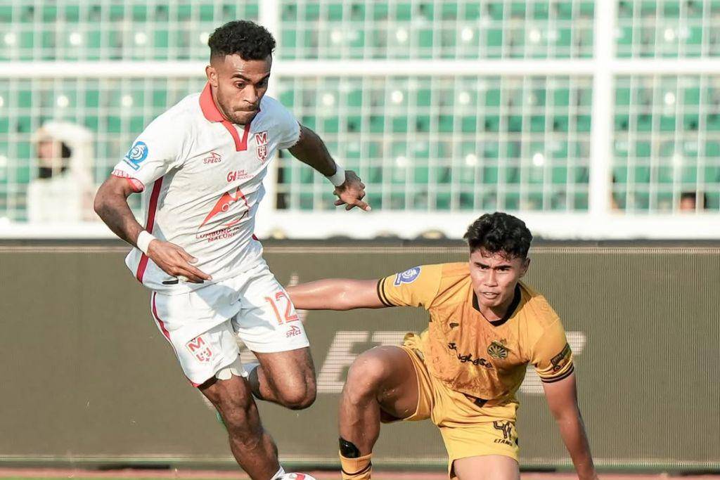 Winger Malut United yakni Yakob Sayuri (kiri) saat melewati hadangan bek Bhayangkara Presisi FC Muhammad Ferrari (kanan) dalam laga pekan ke-7 BRI Super League 2025/2026 yang berlangsung di Stadion Sumpah Pemuda Bandar Lampung pada 25 September 2025/2026. (Instagram.com/malutunitedfc)