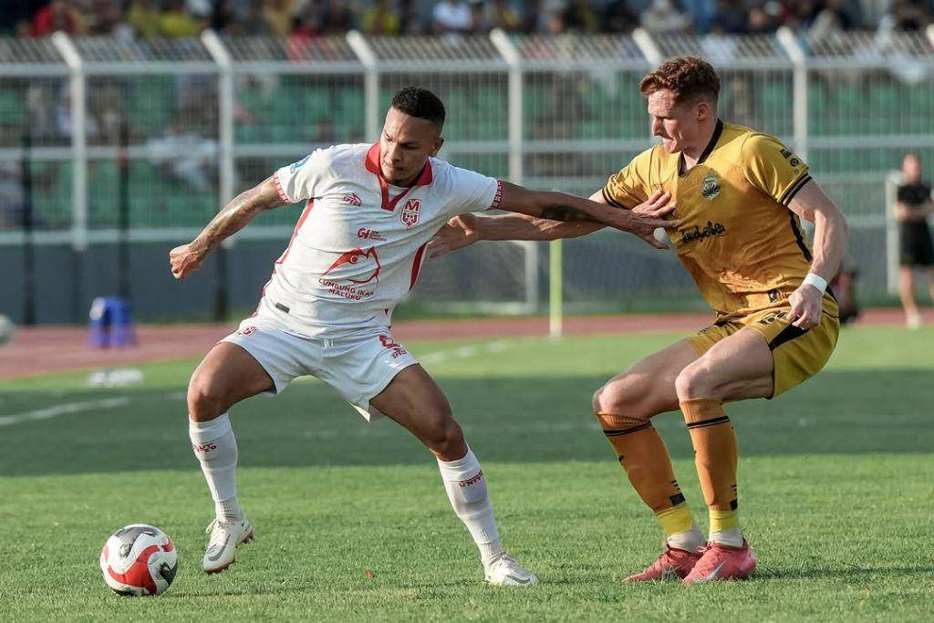 Bek Malut United yakni Igor Inocencio (kiri) saat menjaga bola dari gelandang Bhayangkara Presisi FC Christian Ilic (kanan) dalam laga pekan ke-7 BRI Super League 2025/2026 yang berlangsung di Stadion Sumpah Pemuda Bandar Lampung pada 25 September 2025/2026. (Instagram.com/malutunitedfc)