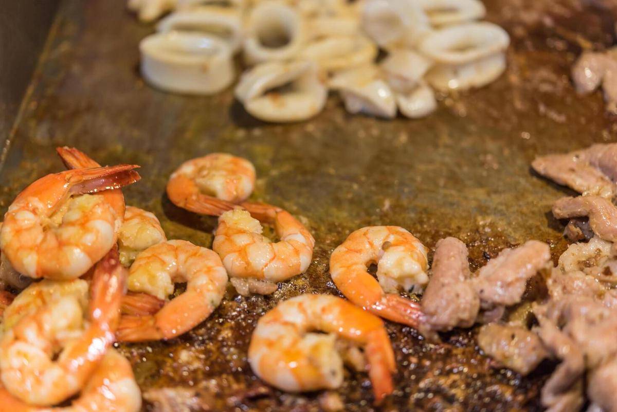 ilustrasi memasak makanan laut 