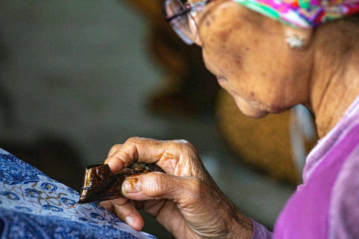 ilustrasi membuat batik tulis (unsplash.com/Mahmur Marganti)