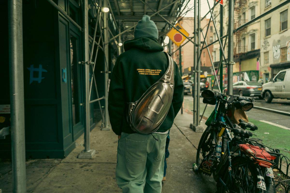 ilustrasi pria dengan tas selempang kecil (unsplash.com/Moses Malik Roldan)