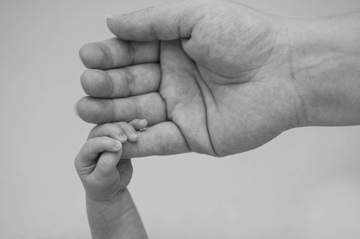 Ilustrasi tangan bayi dan ibunya (pixabay.com/Grey85)  