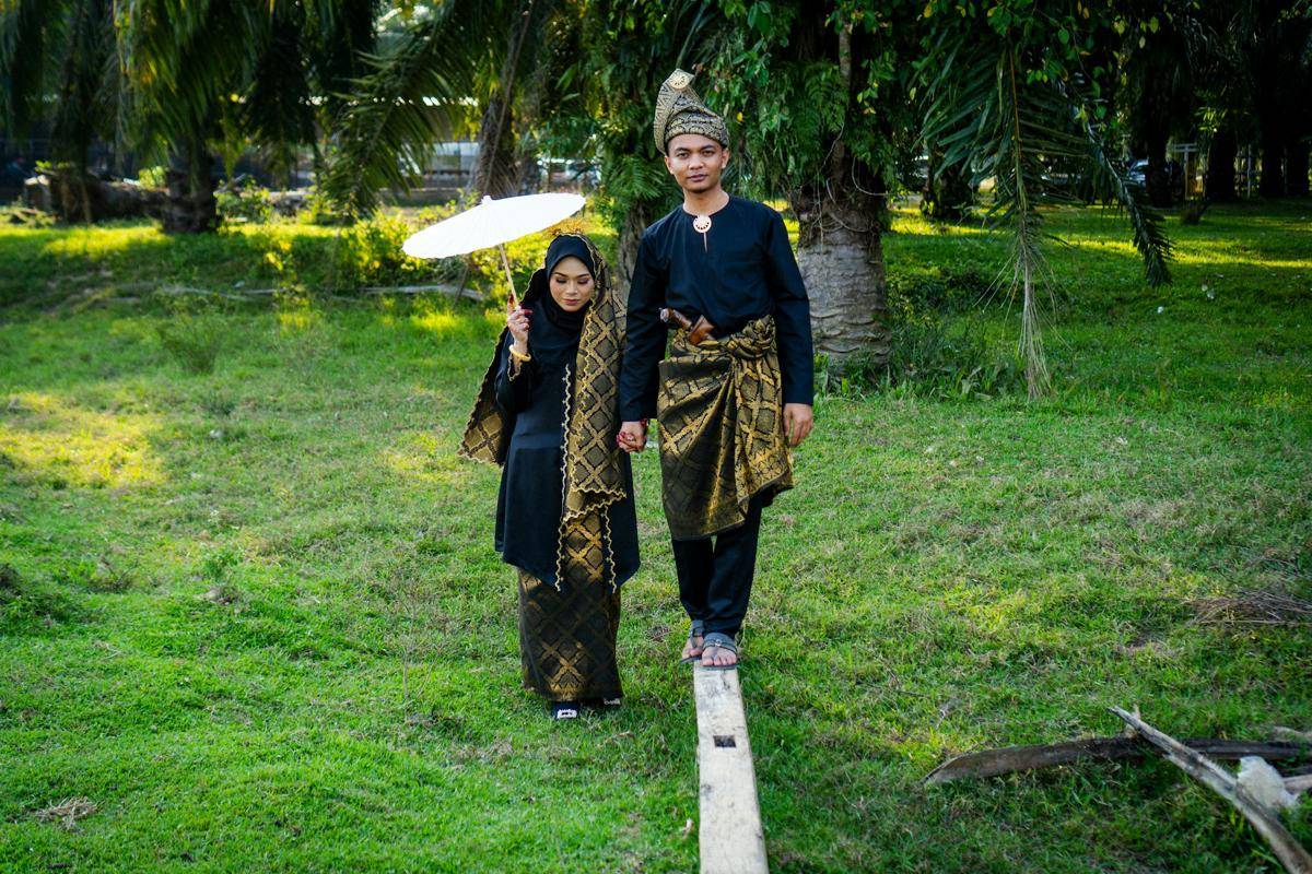 ilustrasi pasangan kenakan kain batik (unsplash.com/Muhammad Qayyum Abdul Rahman)