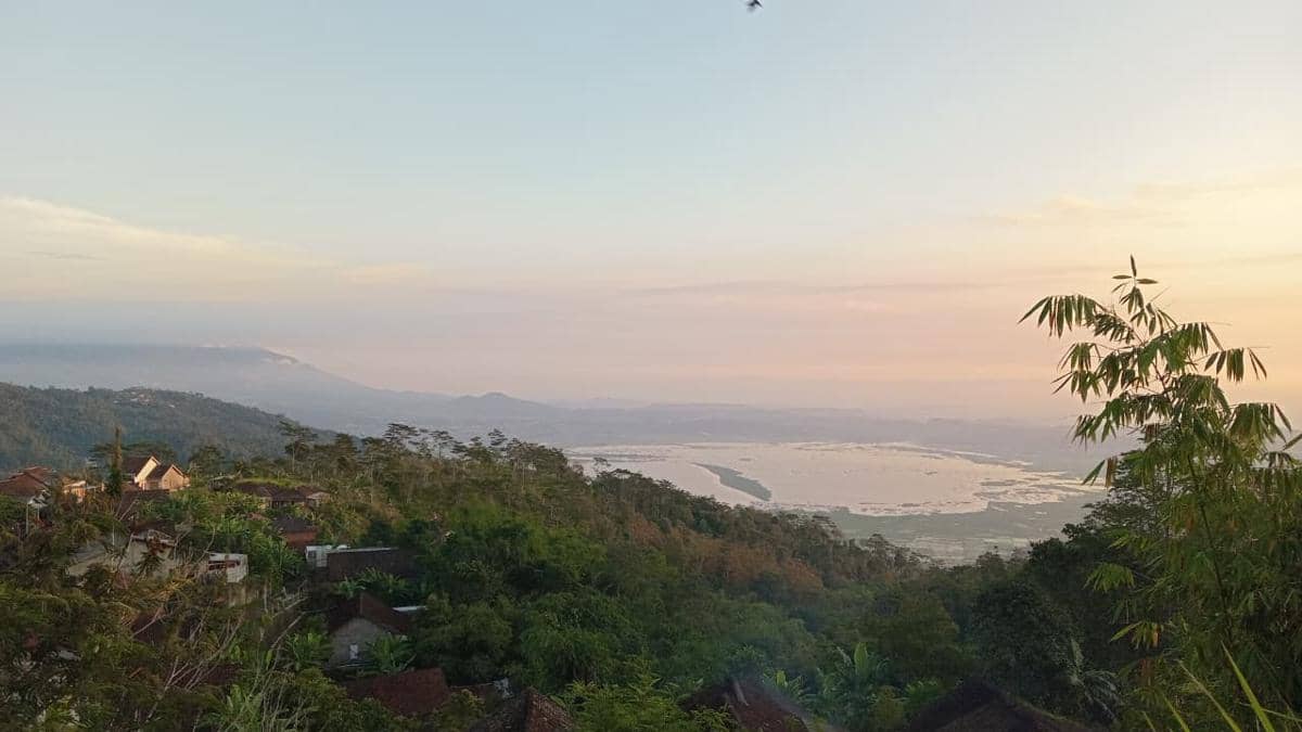 Keindahan pesona alam dari atas puncak Dusun srandil, Sepakung, tempak Mahasiswa KKN/PPM 53 UIN Salatiga. Pemandangan berupa pegunungan, rumah warga dan Danau Rawa Pening serta udara yang sejuk. (Dok: Humas KKN UIn Salatiga)