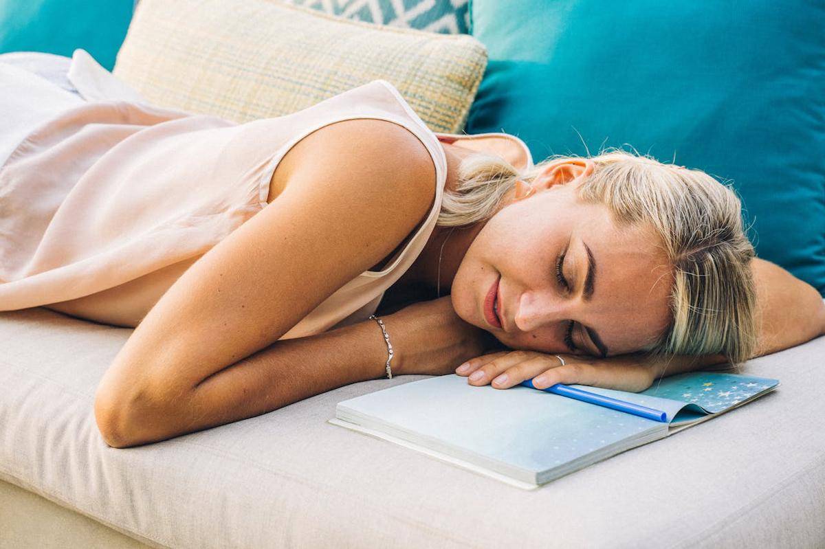 Ilustrasi tidur tengkurap (pexels.com/Anna Tarazevich)