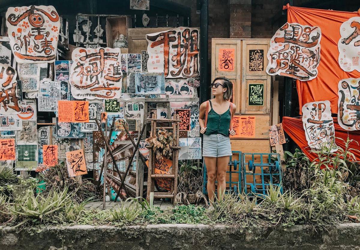 ilustrasi wanita sedang mengamati sekitar (pexels.com/Tiff Ng)