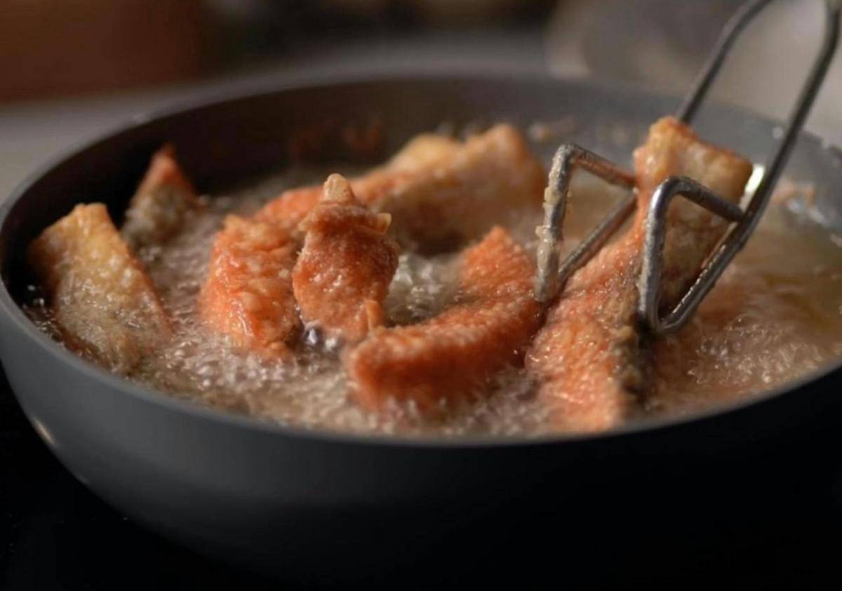 ilustrasi menggoreng udang