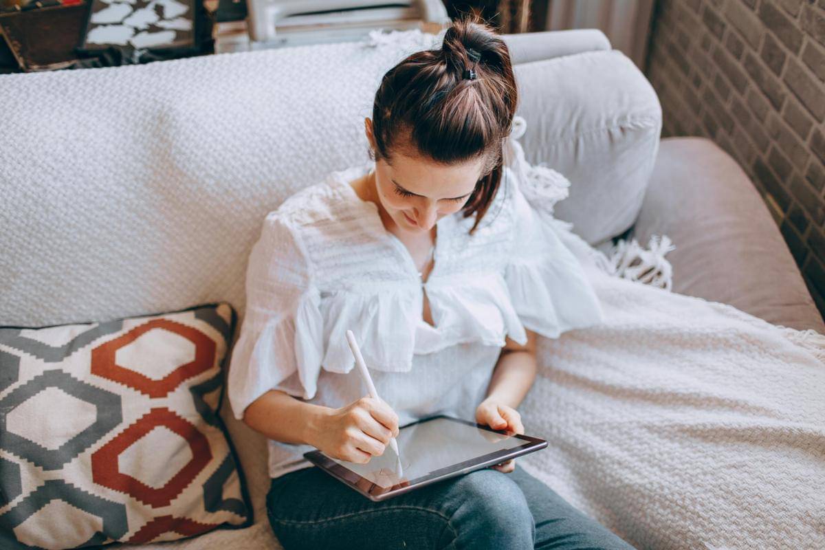 Ilustrasi perempuan sedang menggunakan tablet (pexels.com/Helena Lopes)