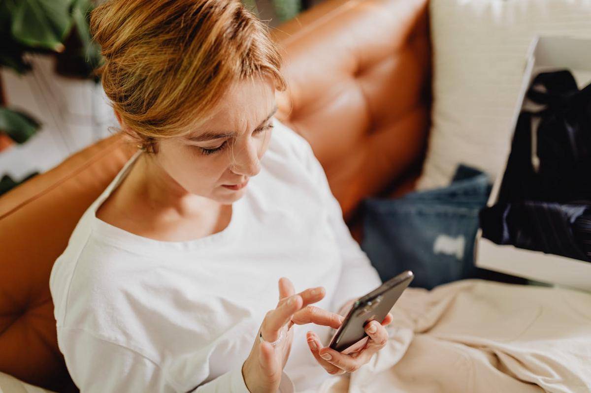 Ilustrasi orang sedang bermain gadget (pexels.com/Kaboompics.com)