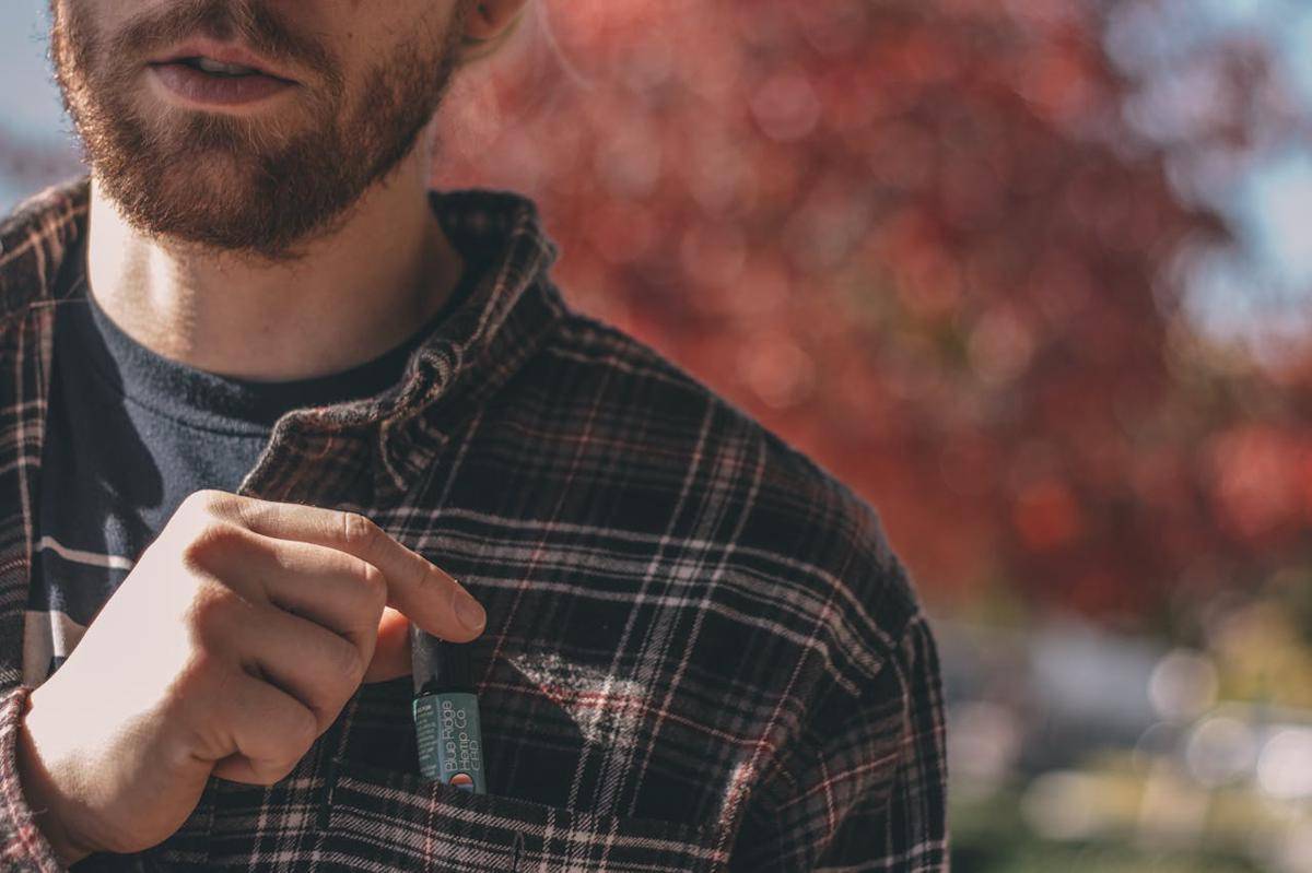 ilustrasi pria dengan kemeja flannel (pexels.com/Laryssa Suaid)