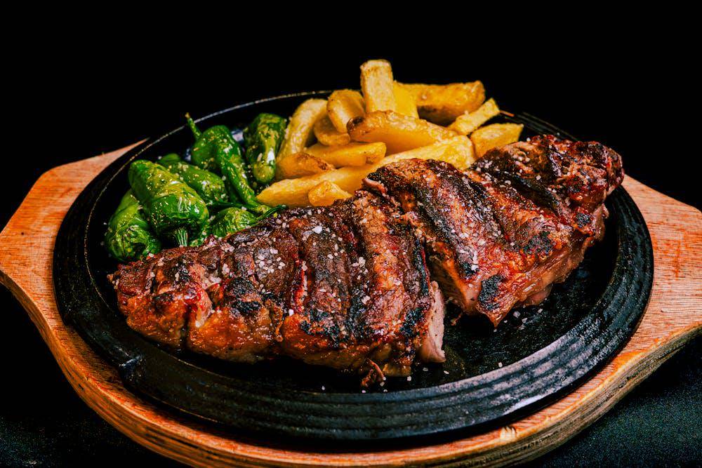 ilustrasi steak disajikan di hot plate