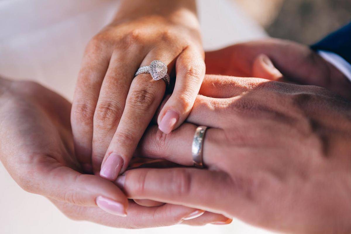 ilustrasi cincin emas (pexels.com/Nimble Video Productions Sydney)
