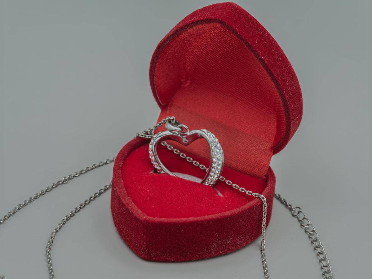 ilustrasi kalung emas (pexels.com/Piotr Wojnowski)