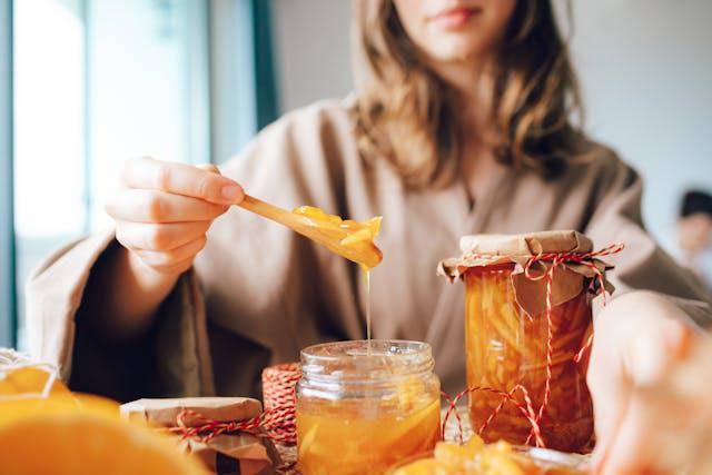 ilustrasi sea moss gel dimasukkan ke dalam toples kaca (pexels.com/ROMAN ODINTSOV)