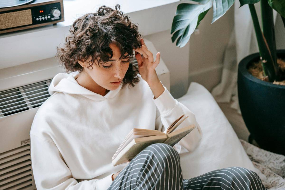 Ilustrasi perempuan sedang membaca buku (pexels.com/Sam Lion)