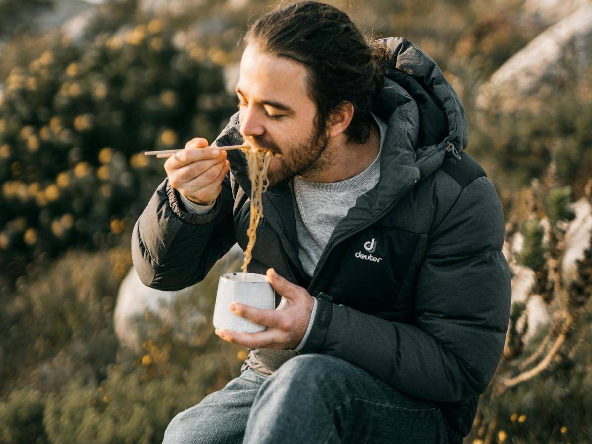 Ilustrasi pria makan mie di gunung (pexels.com/Taryn Elliott)