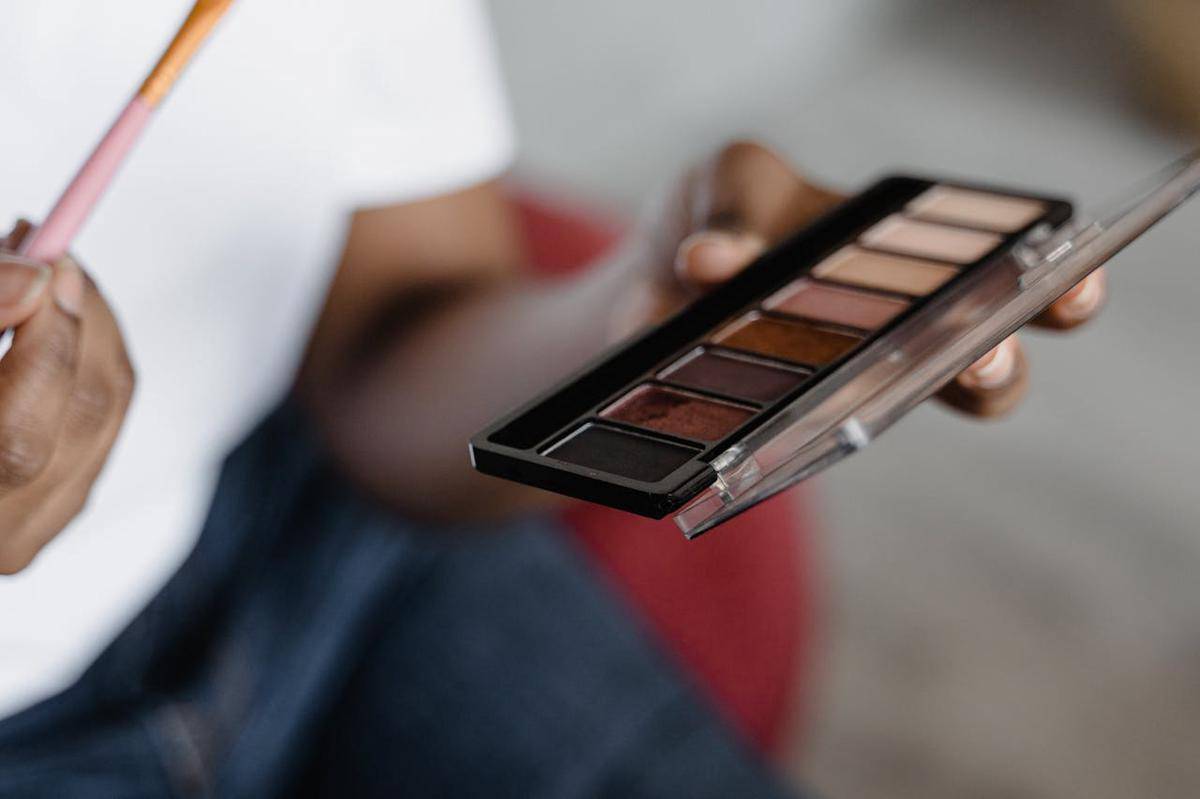 Ilustrasi eyeshadow palette (pexels.com/Tima Miroshnichenko)