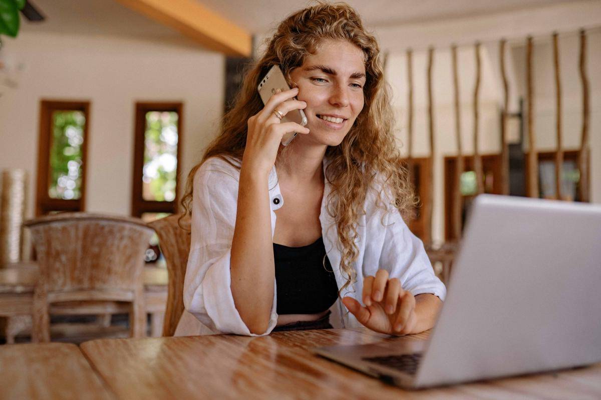 ilustrasi kontak langsung lewat telepon (pexels.com/Yan Krukau)