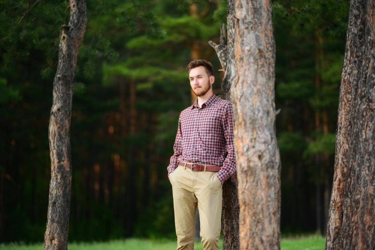 ilustrasi pria dengan kemeja flannel (unsplash.com/Roman Purtov)