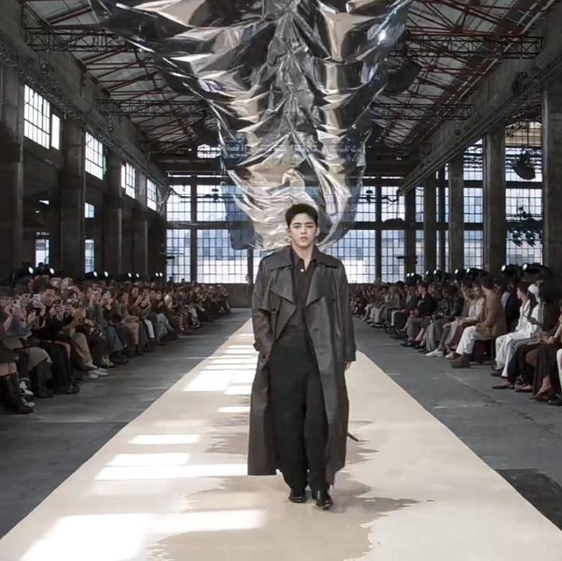 potret S.Coups SEVENTEEN debut jadi model runway BOSS (instagram.com/boss)