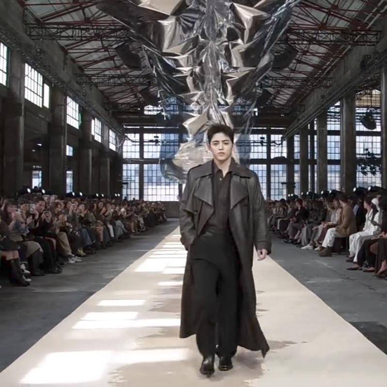 potret S.Coups SEVENTEEN debut jadi model runway BOSS (instagram.com/boss)